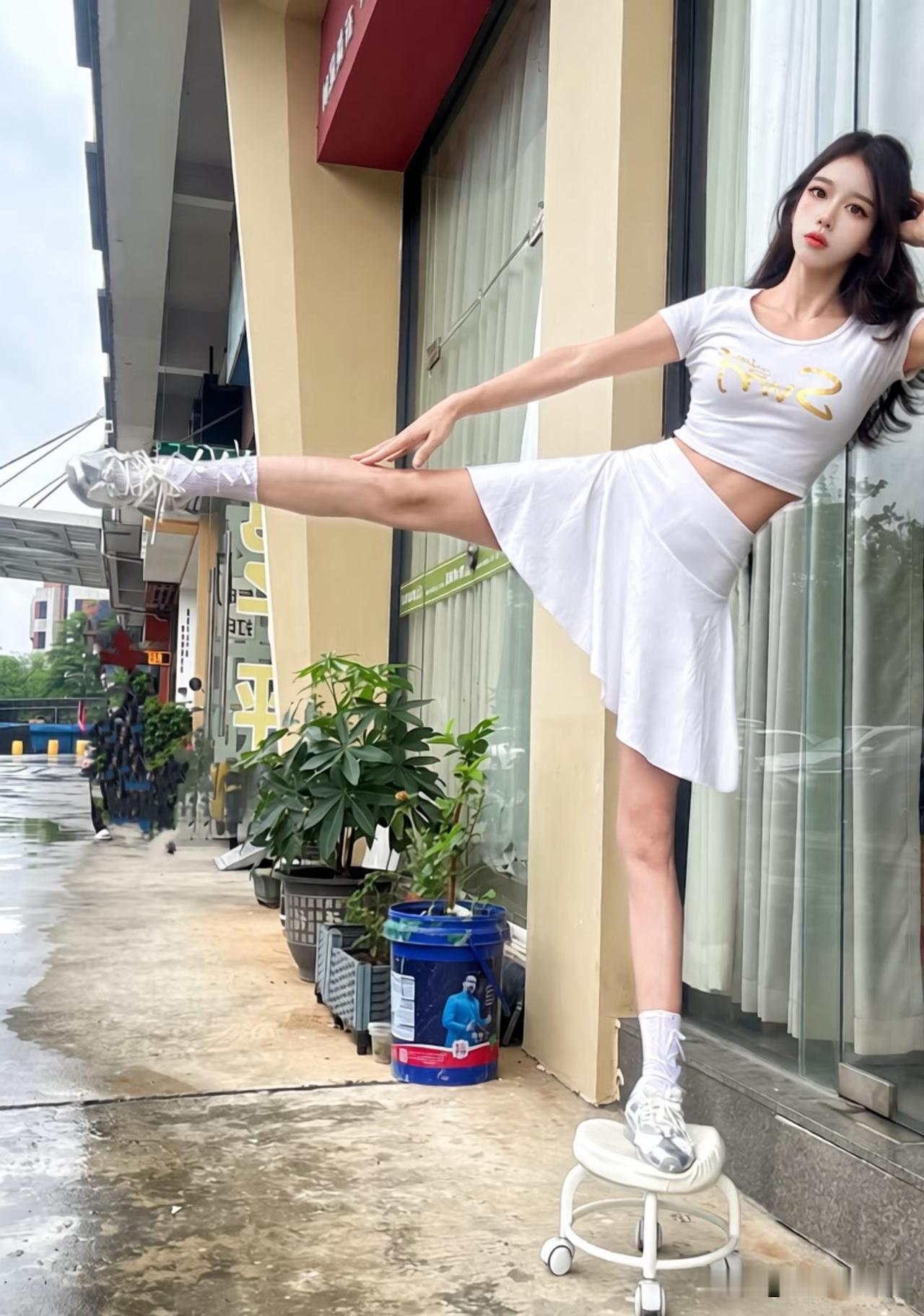 轻盈白裙，活力四射！