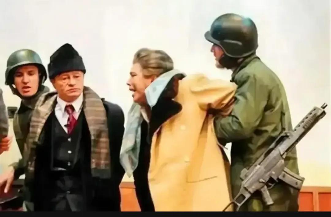 1989年，罗马尼亚，齐奥塞斯库总统夫妇，被处决的现场，一张罕见的留影，从照片中