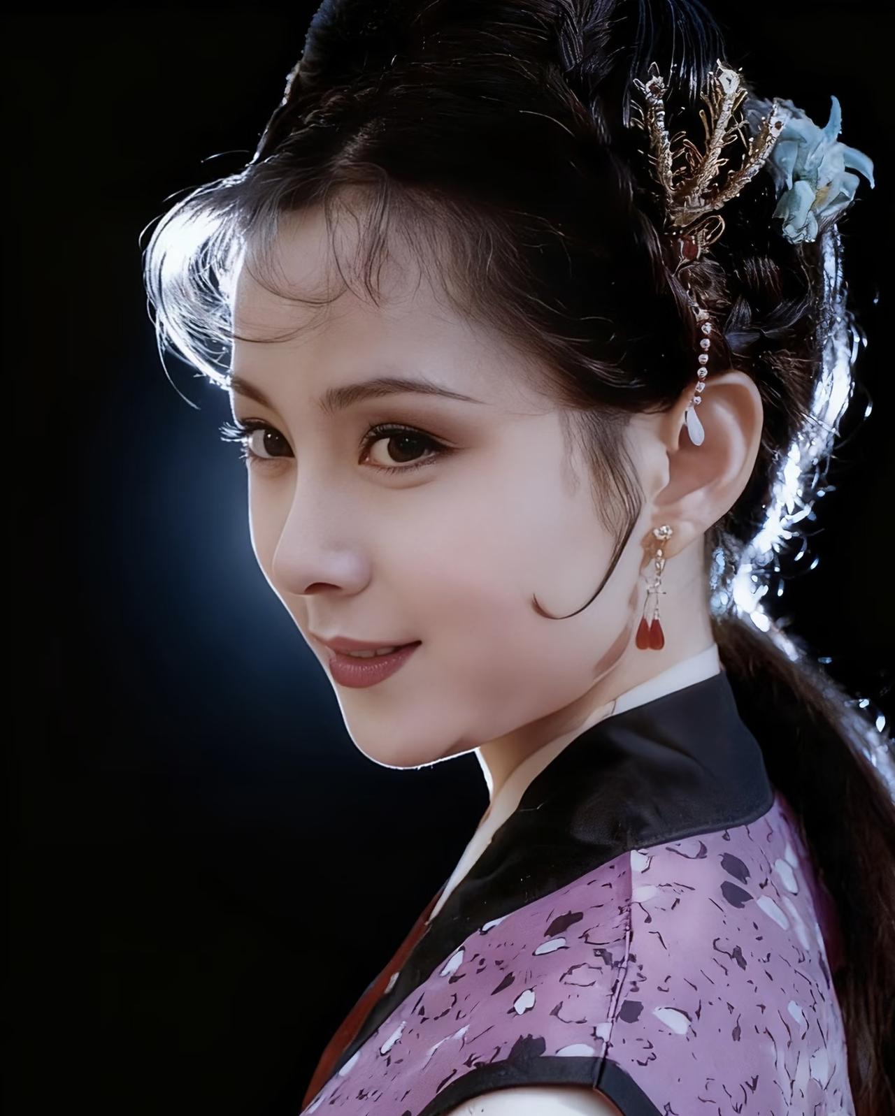 芳官本是买来学戏的女伶，并非土生土长的贾府家生奴才，其身份特殊，行为亦有戏子的泼