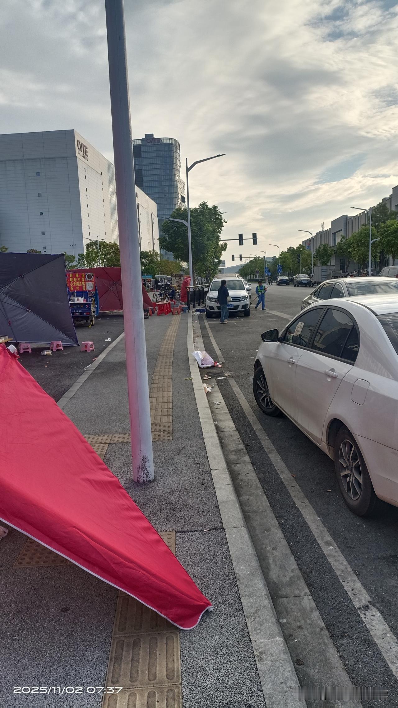 广州知识城枫塱一路最新现状实拍，拍摄于2025.11.2/8:00

周末上班的