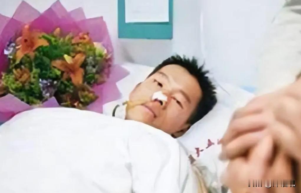 2003年，珠海23岁保安冒死从歹徒手里救下被抢劫的女教师，可两年后，他却从医院