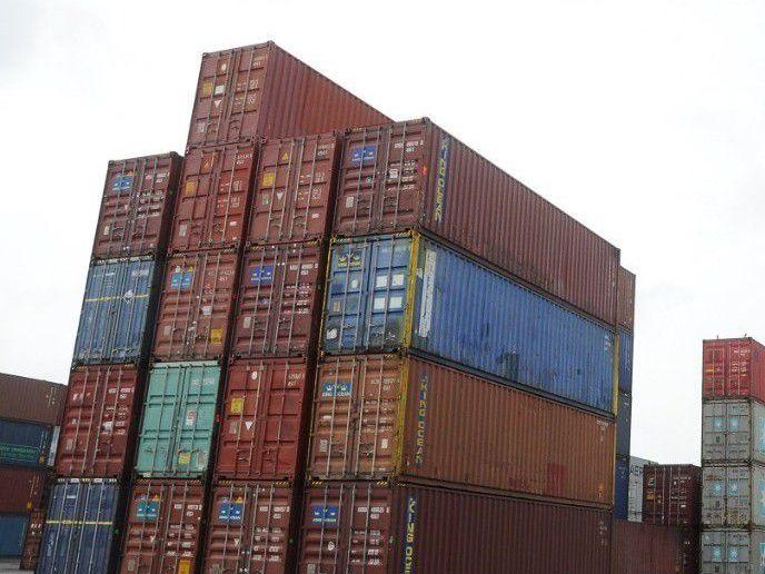 南美内斗
21日，厄瓜多尔宣布，将自2月1日起对来自哥伦比亚的进口商品征收30%