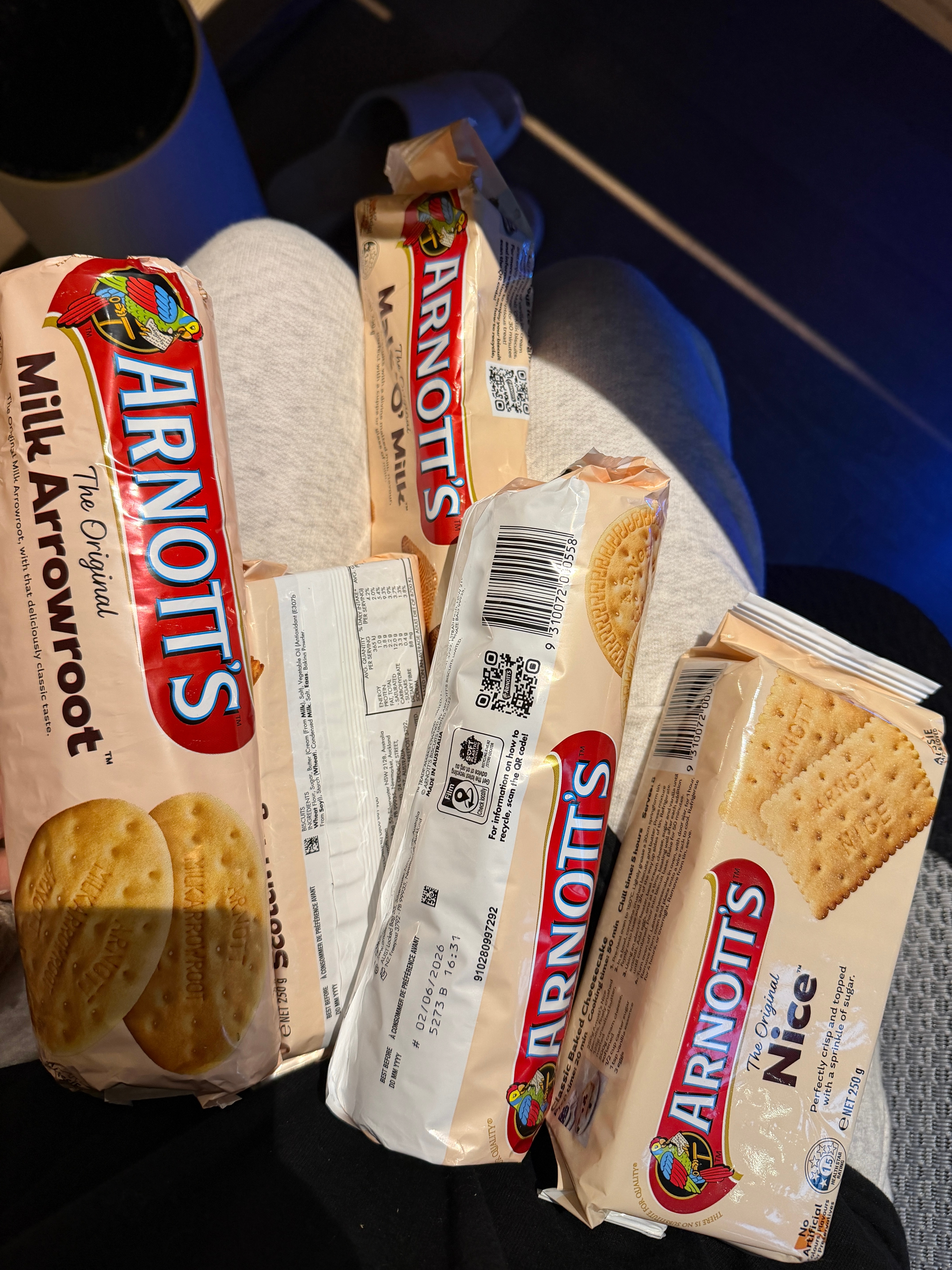 鞋子是小🍠买的 我以为分享过了很好穿质量很好 搭配长裤也好看的 吃不惯白人饭 