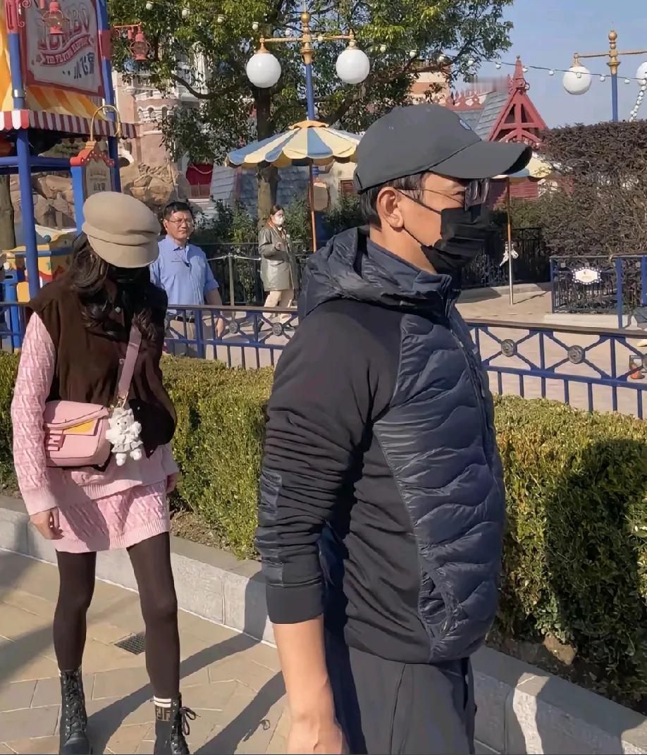 唐嫣罗晋冲上热搜！
12月2日，唐嫣罗晋突然冲上了热搜，起因是有网友在迪士尼偶遇