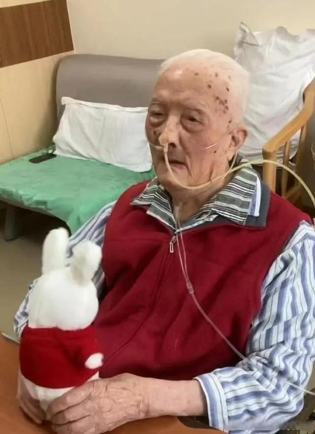 2023年，施一公的爷爷，施平一张罕见的留影，镜头中的他穿着红色的马甲，鼻子上插