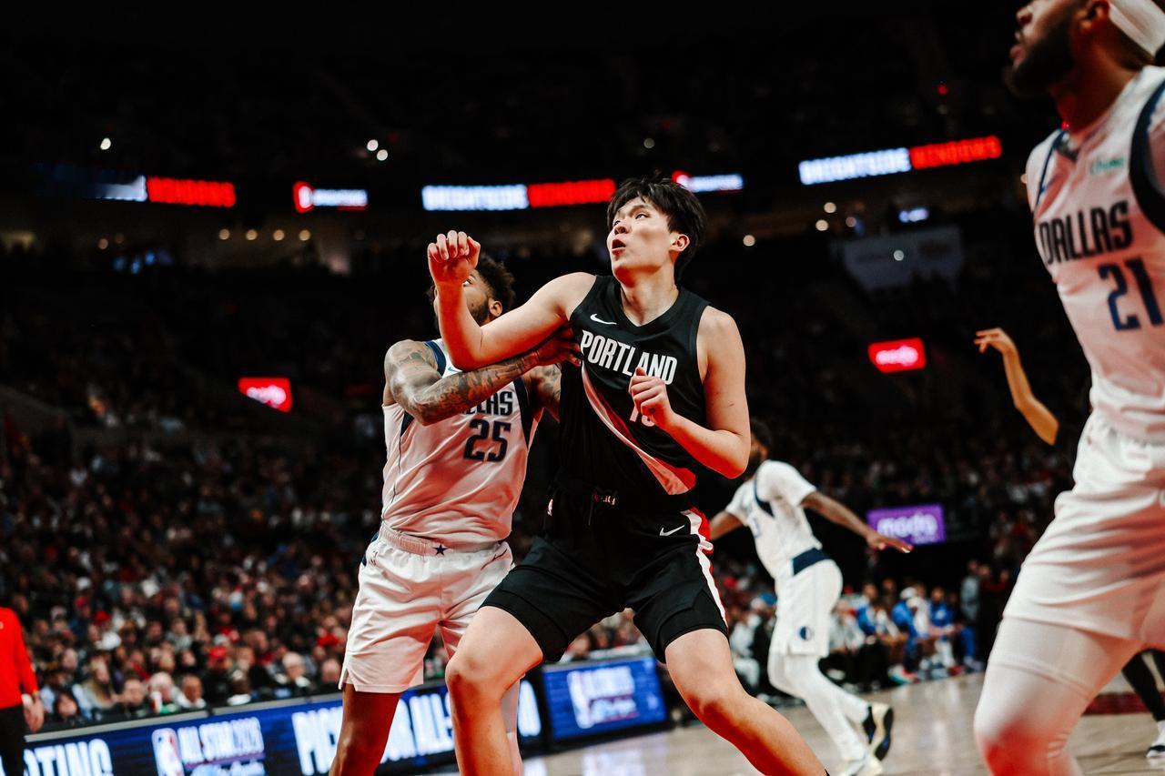 今天开拓者主场125-122险胜独行侠。
开拓者中锋克林根出战28分钟，10投8