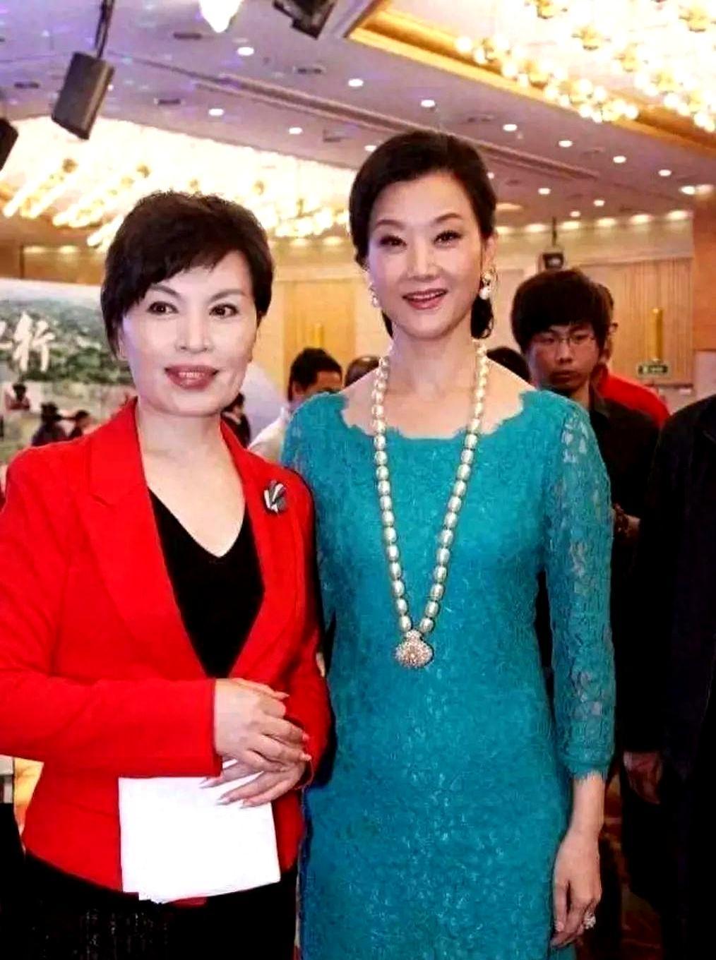 你每天重复的，脸都替你记着。
李瑞英63岁，不笑时下颌线绷得像钢尺。
国字脸播音