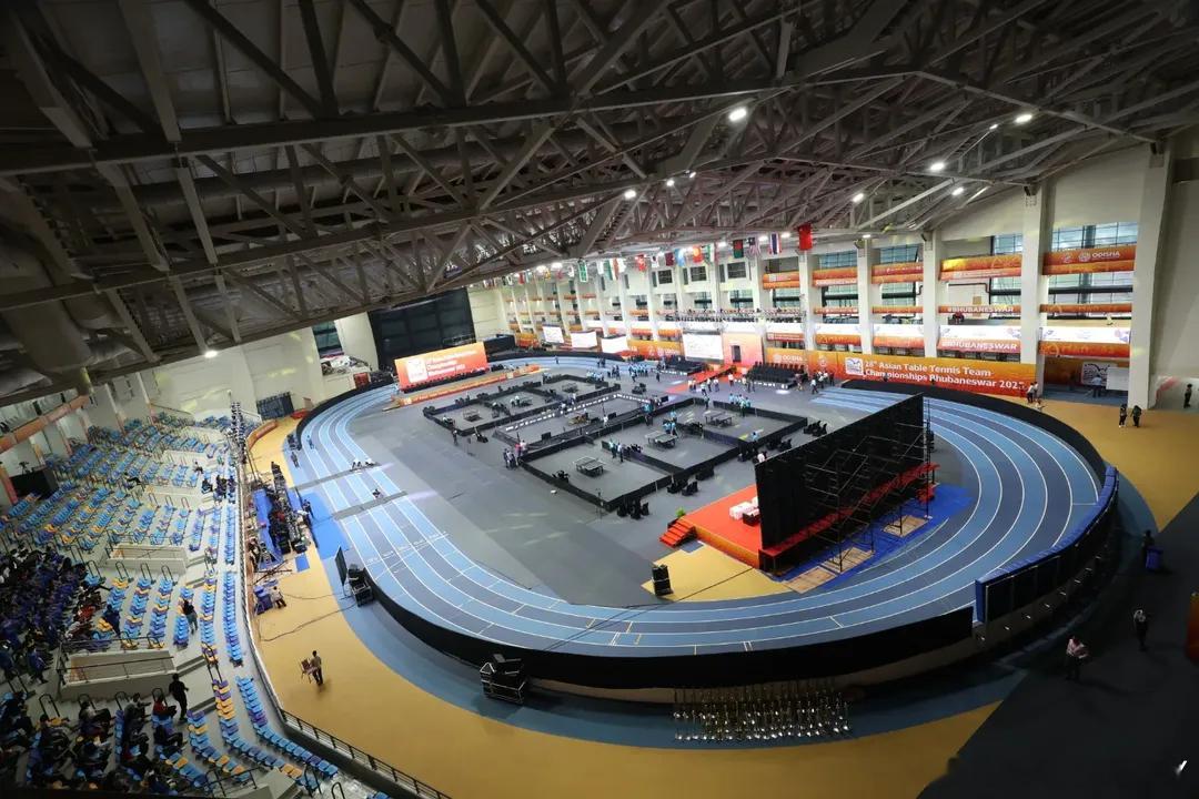 外面是圈 里面是桌一面看台 座位比较少不会出现“你最棒” ​​​