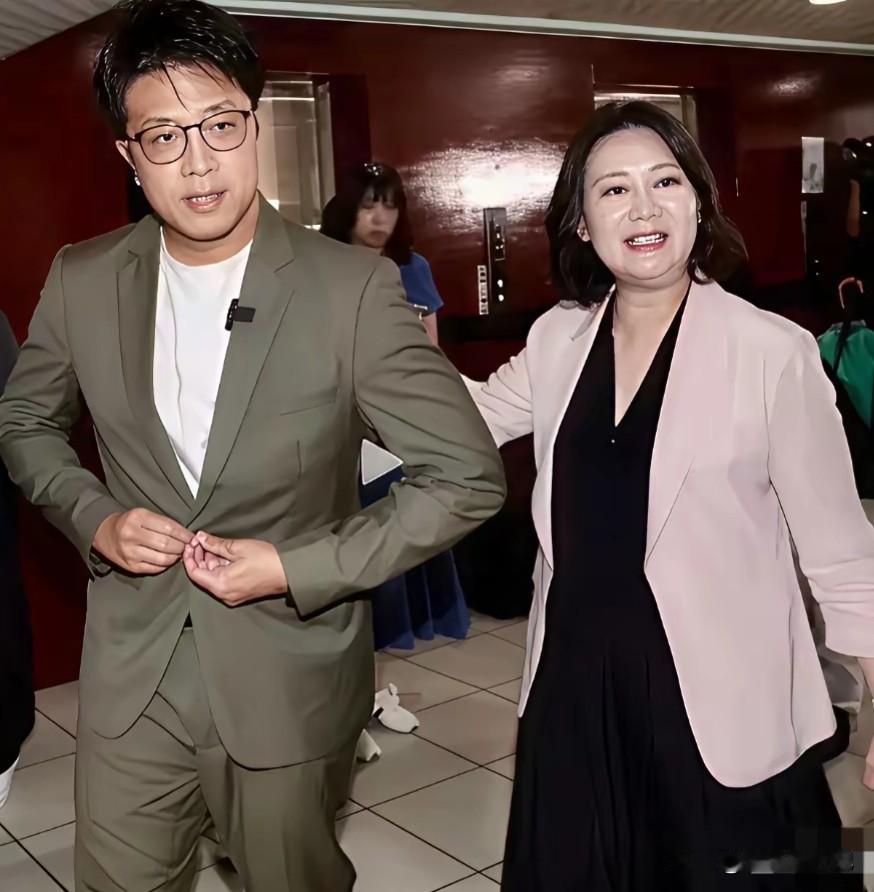 沈伯洋身边这个女的是他的秘书还是他的夫人呢。