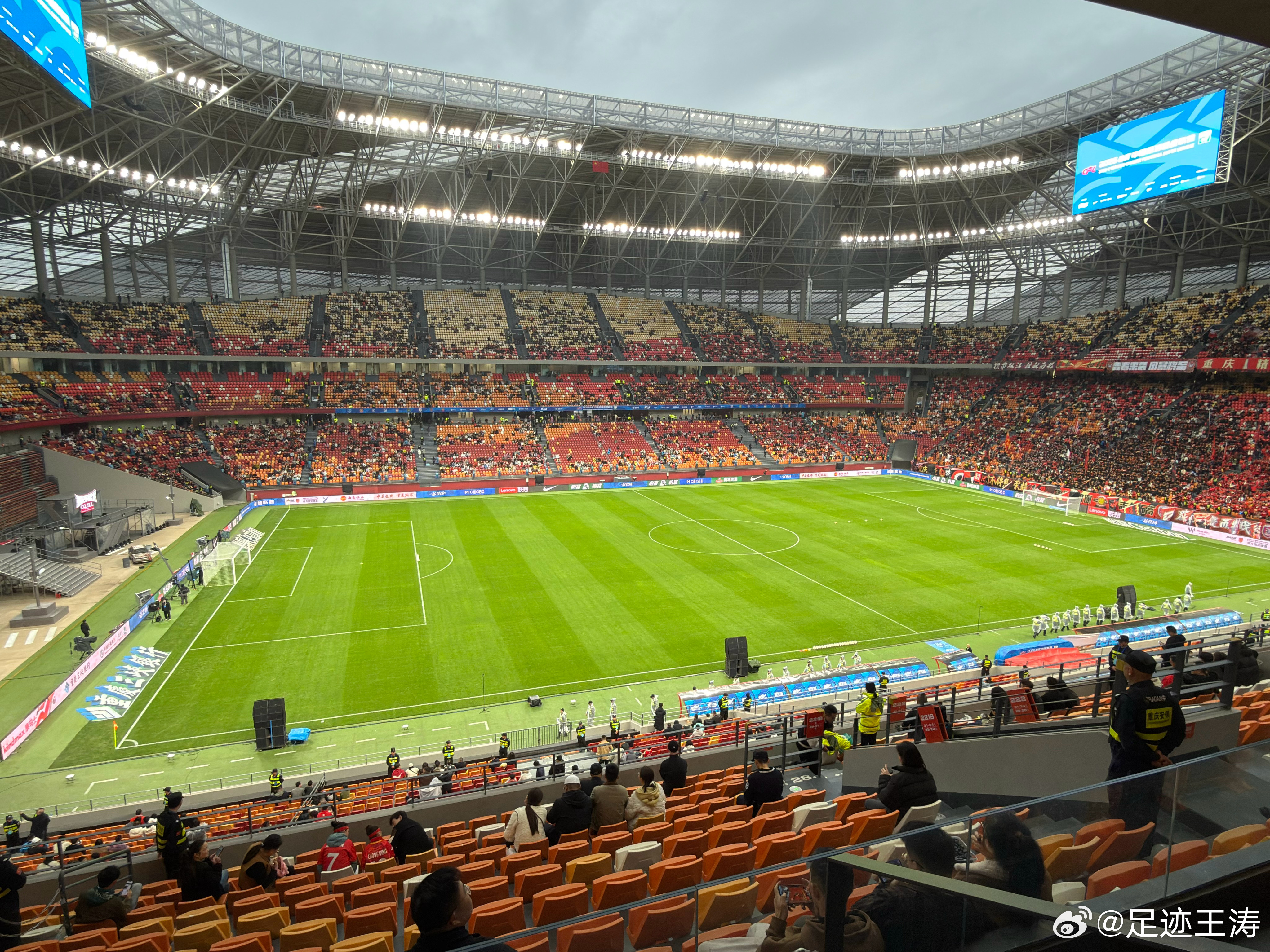 重庆龙兴专业足球场马上迎来首场中超联赛 