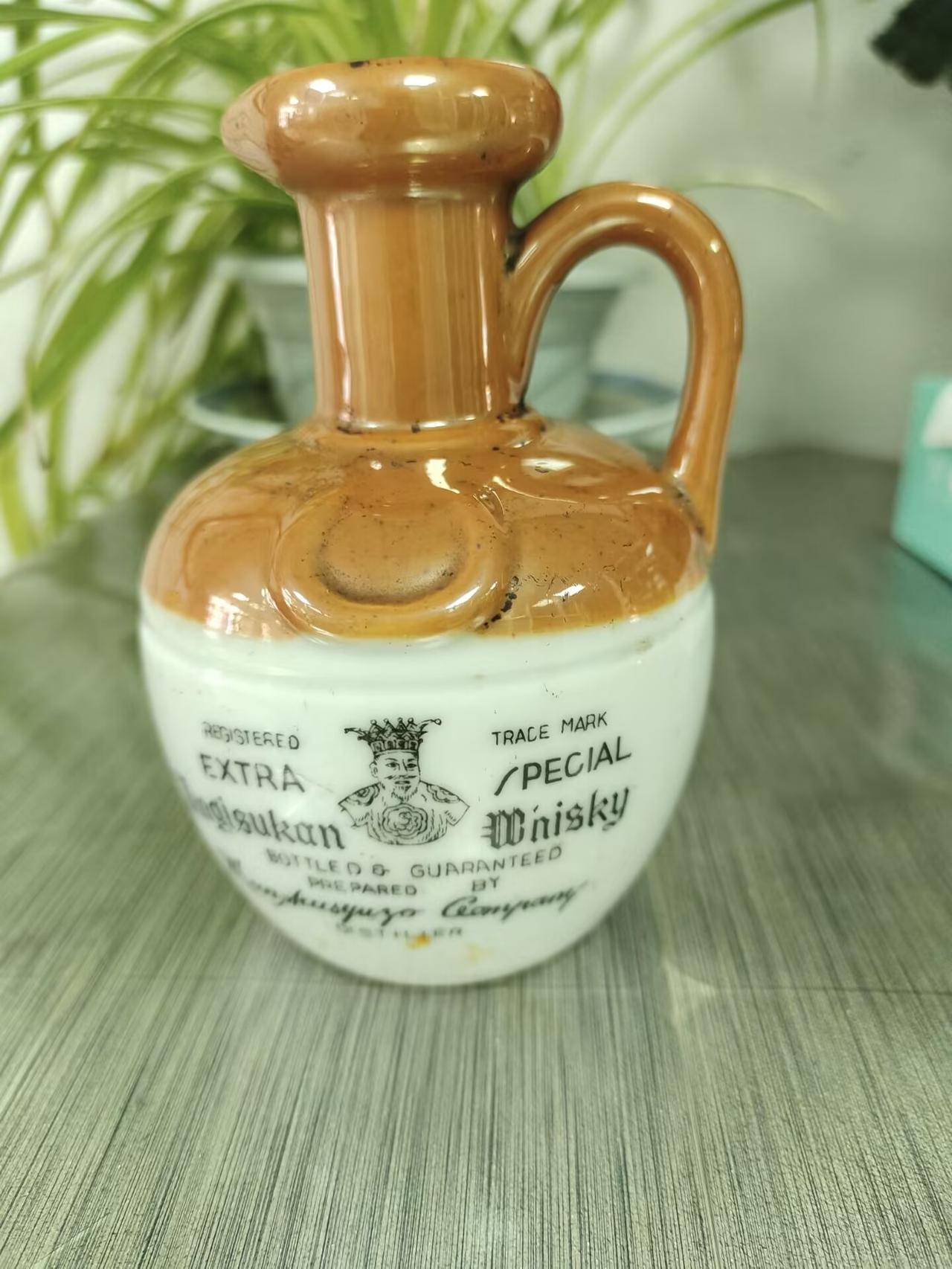 伪满时期的“东方威士忌”与它的陶瓷小壶
 
在东北民间流传的老物件里，总能遇到一