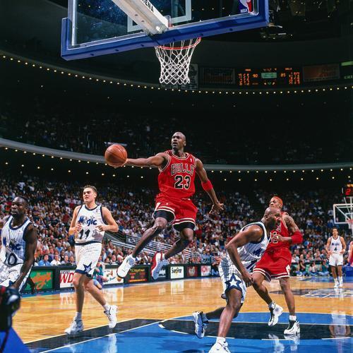 央视若彻底停播NBA，多数球迷其实根本谈不上遗憾。
 曾经NBA靠着精彩赛事俘获