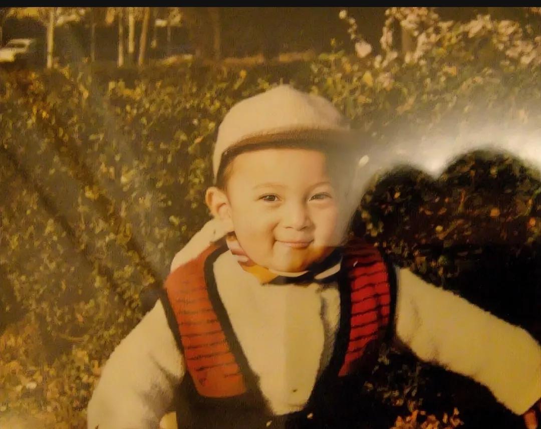 1990年，童年的王思聪，留下的一张老照片，画面中的他头戴一顶可爱的小帽子，形象