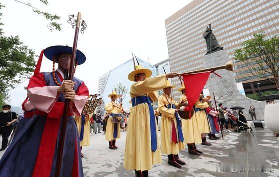 笔者昨天查询了日本与韩国的气温发现，由于受到台风的影响，日本东京气温只有30度，
