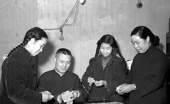 1949年上海解放前夕，钟表大亨俞征伟做出了一个重要决定，那就是不和那些买船票离