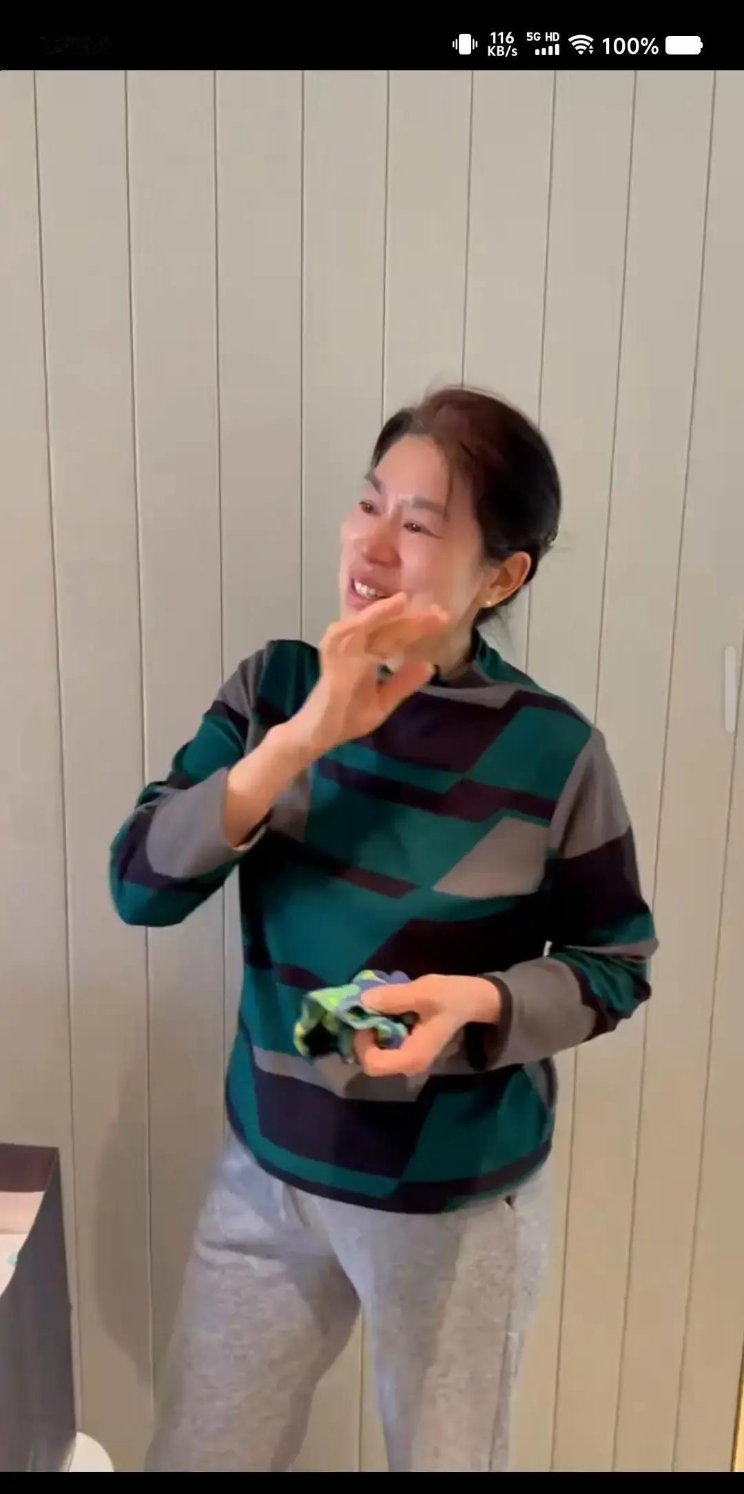 亚慧拎着行李箱说要去外地学半年，阿姨听完手里的抹布直接掉地上，眼眶秒红。
我刷到