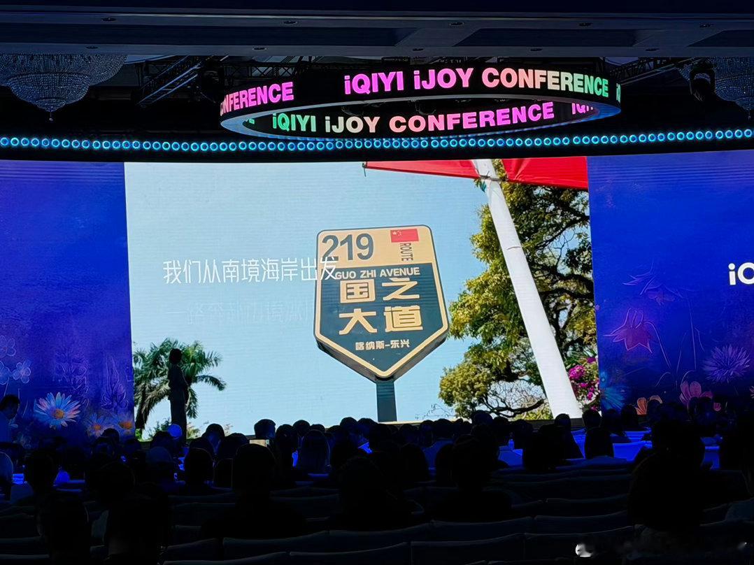 吴君如首个内娱真人秀是一路繁花3 吴君如➕繁花，这组合光是想想就很好笑。姐那个嘴