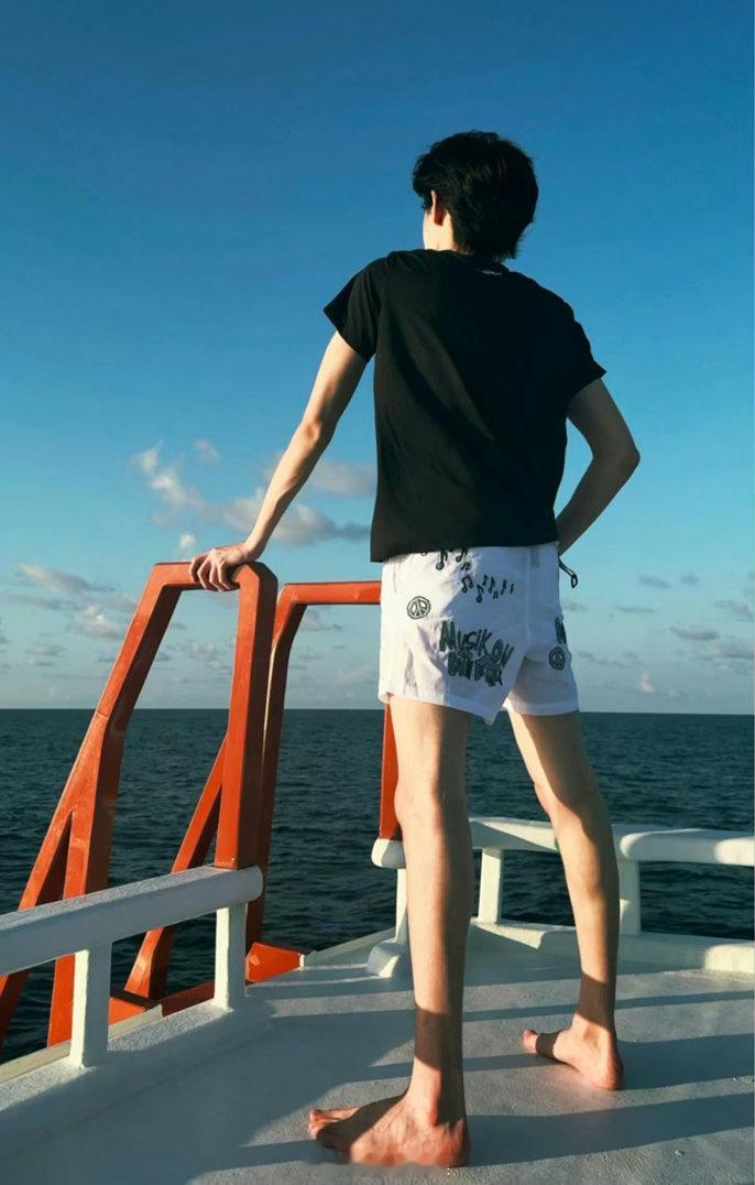 我的脚脖子是落宋亚轩腿上了吗 哈哈哈哈我的脚脖子是不是长在了宋亚轩腿上，这是正常
