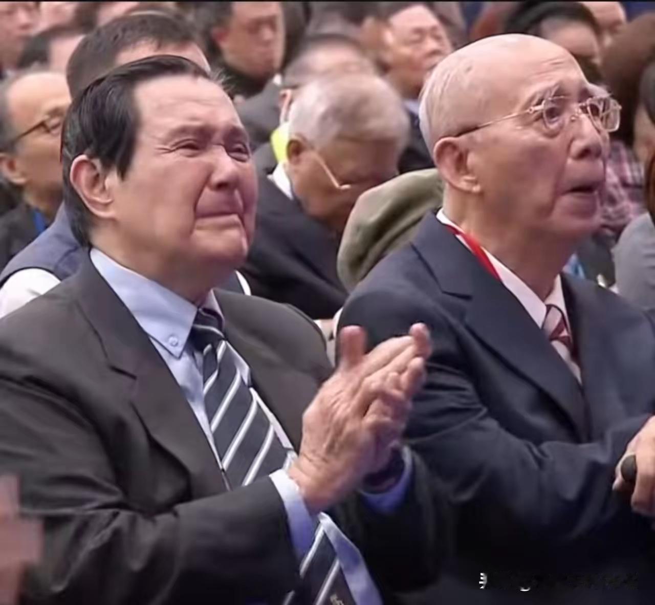 郑丽文讲话时马英九鼓掌哭泣

乃翁忌日今恰逢，
时过境迁廿不同。
岛内混沌坛轮替