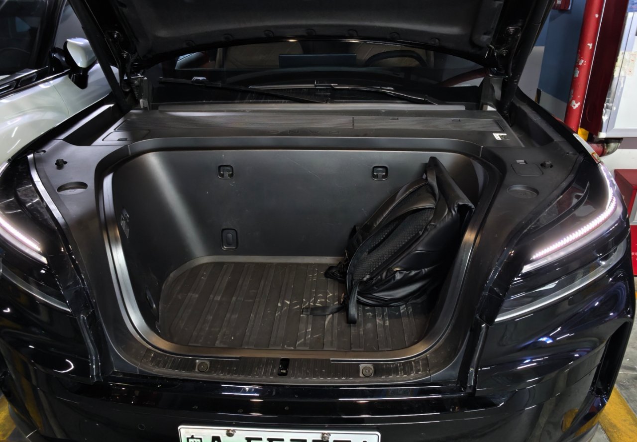 佛山这边老城的停车位相对小一些，窄一些。开门下来不太容易，这个时候会特别依赖前备