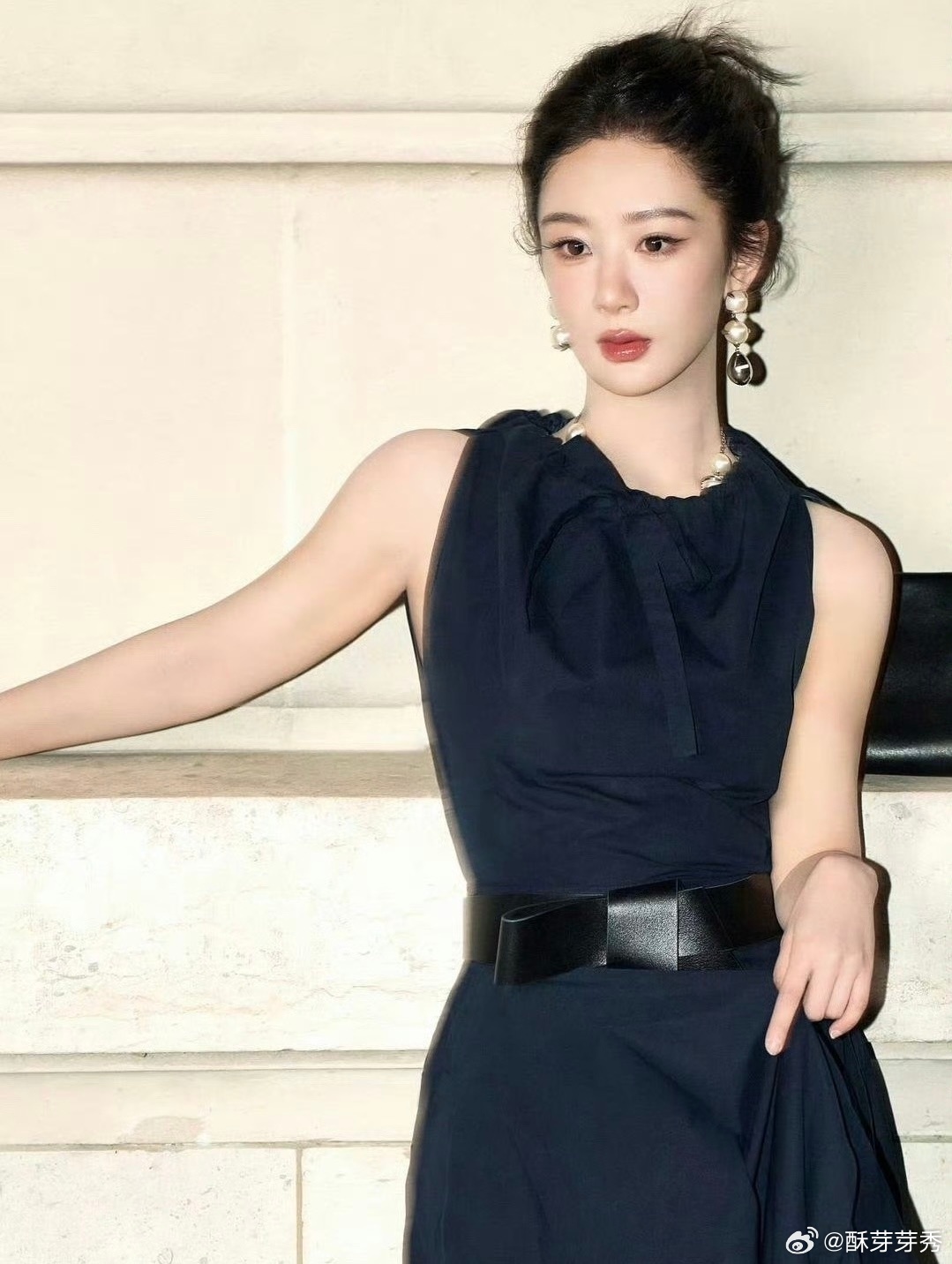 一般化妆师化不出杨紫这样的鼻子！张一山发文祝贺杨紫 