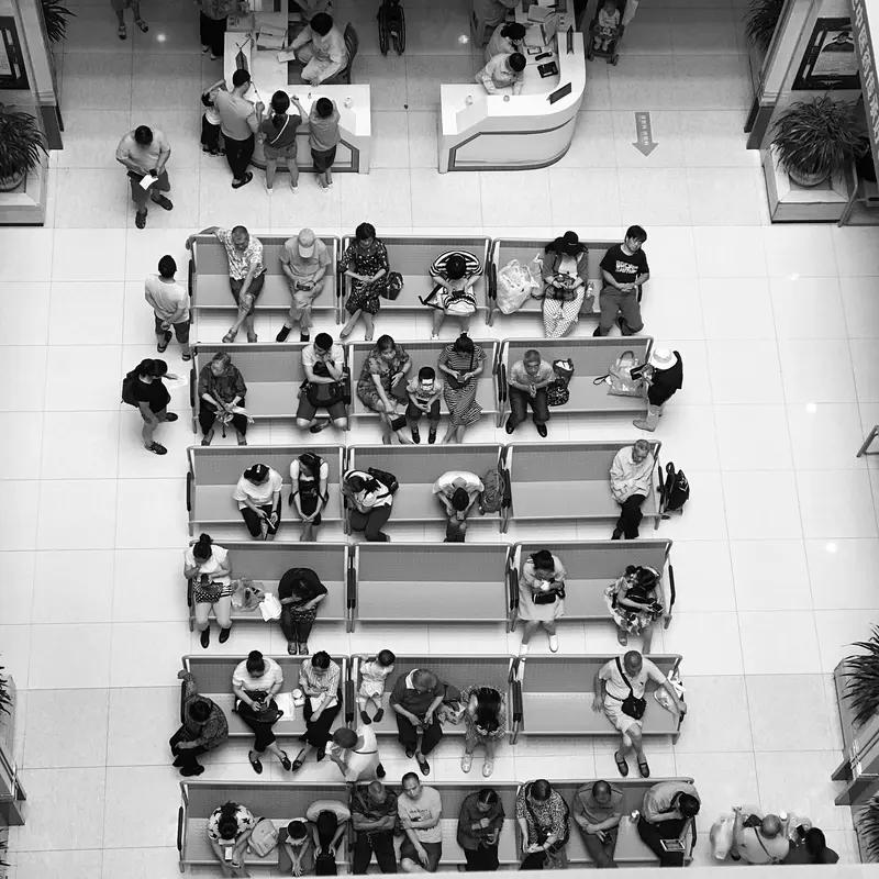 看病难仅仅是钱多钱少的问题吗? 看病难可不只是钱多钱少的事儿。从数量上看，我国医