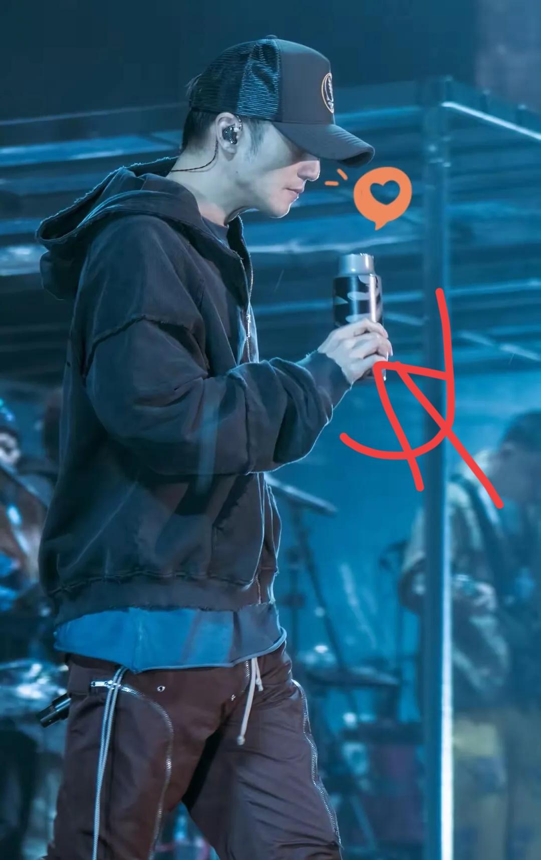 谁能想到，45岁的谢霆锋居然靠一个保温杯让人眼前一亮！
 
以前见他永远是矿泉水