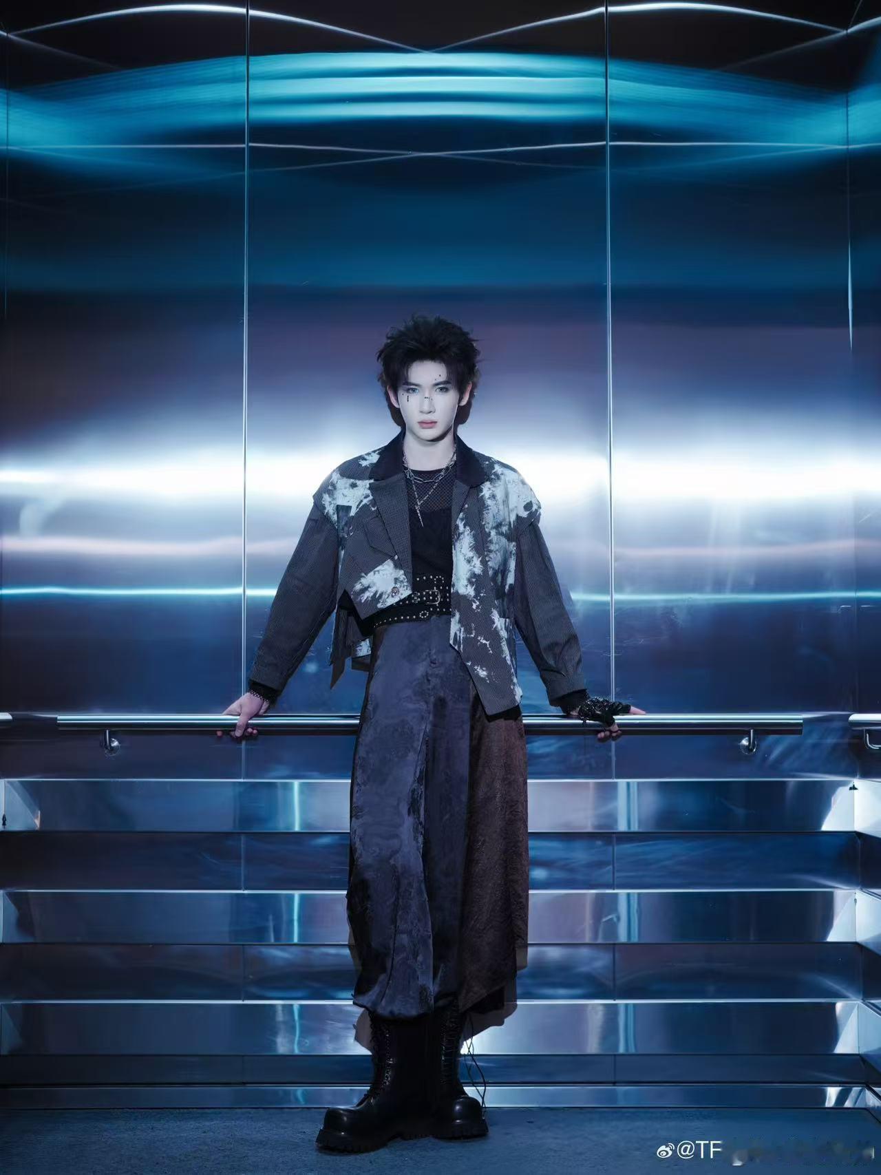 余宇涵蓝瞳贴纸造型  余宇涵的新音出图，蓝瞳人鱼王子造型简直美得不真实！那深邃的