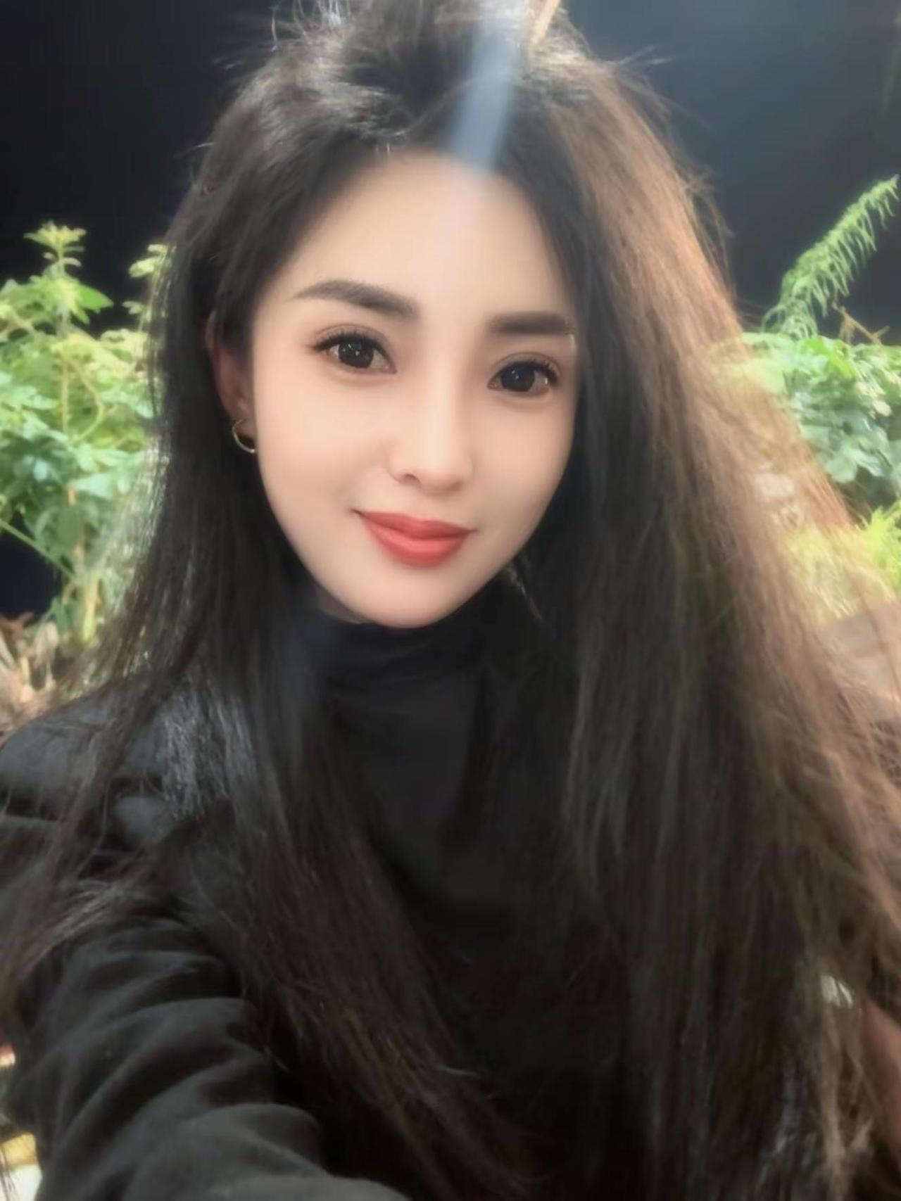 张爱玲说：“人的一生，何为幸福？穷时有人伴，累时有人疼，痛时有人顾，错时有人容。