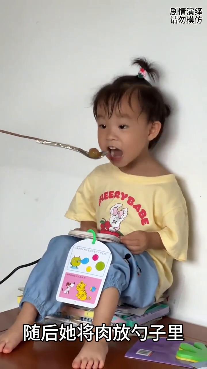 奶奶巧妙用风扇来转动喂孙女吃的，这一幕真的太搞笑了。
宝宝不好好吃饭，于是她将勺