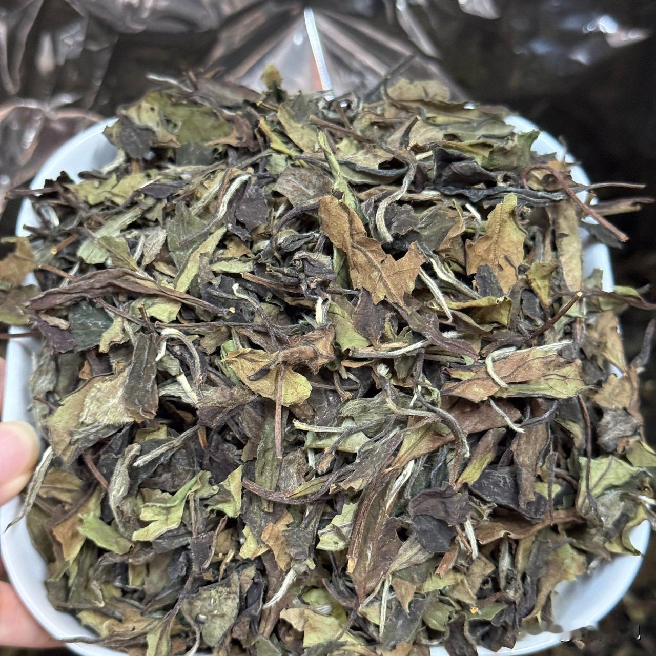 福鼎白茶，那可是茶叶里的宝藏！朋友送了我一盒，打开就有股淡淡的毫香。我泡了一杯，