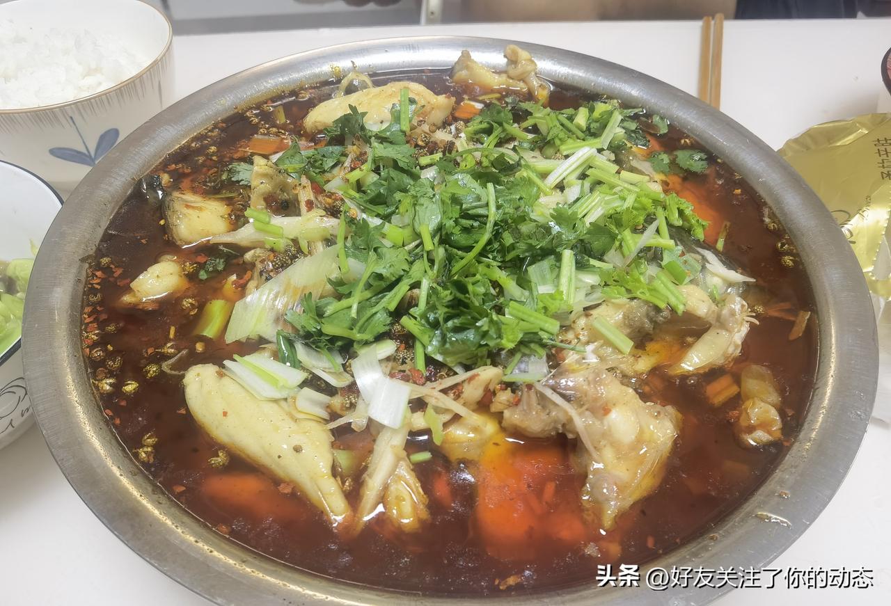 水煮鱼简直是美食界的扛把子！我超爱自己在家做。
先准备条2斤左右的草鱼或黑鱼，去