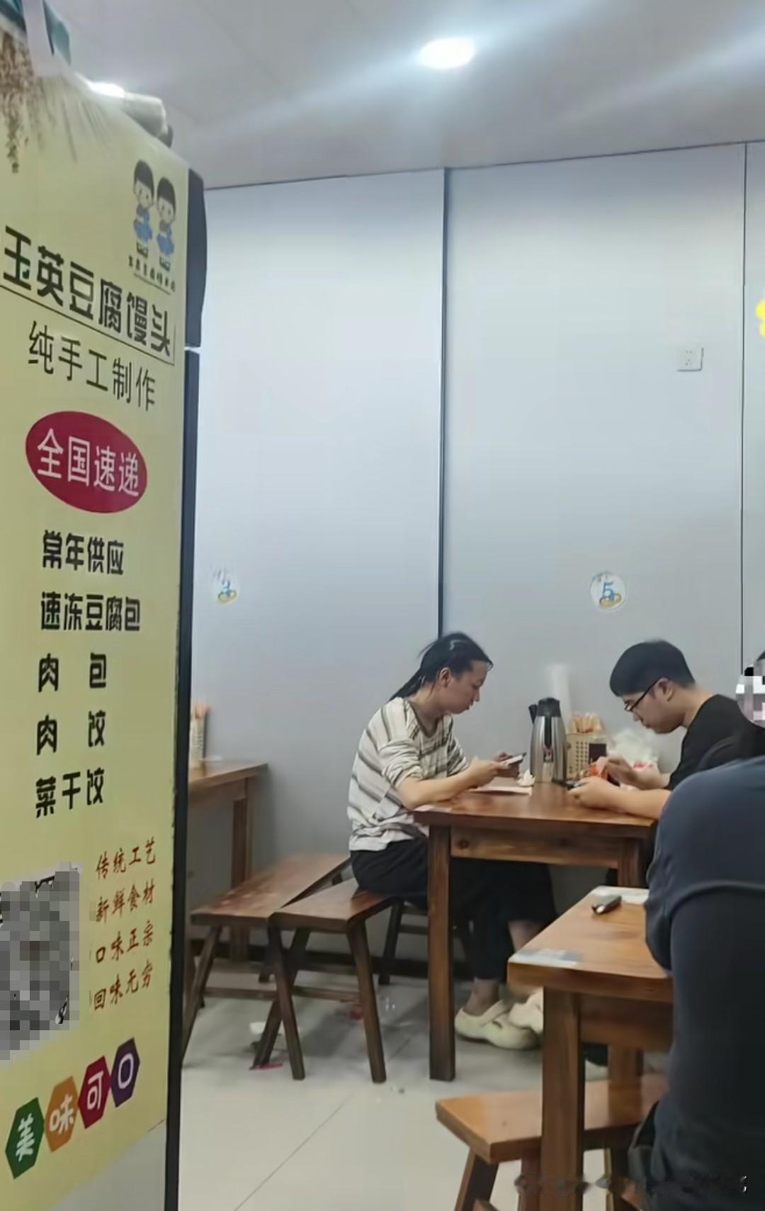最近，有网友曝光了浙江绍兴的玉英黄泽豆腐馒头店有宠物上桌，这家店在当地还挺有名的