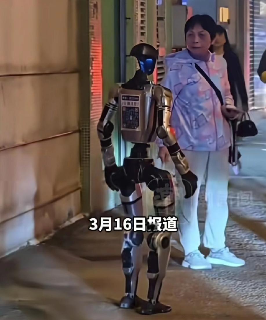 “机器人被逮捕了？”3月16日，在澳门北区街头，因为一个机器人引发了网友们的调侃