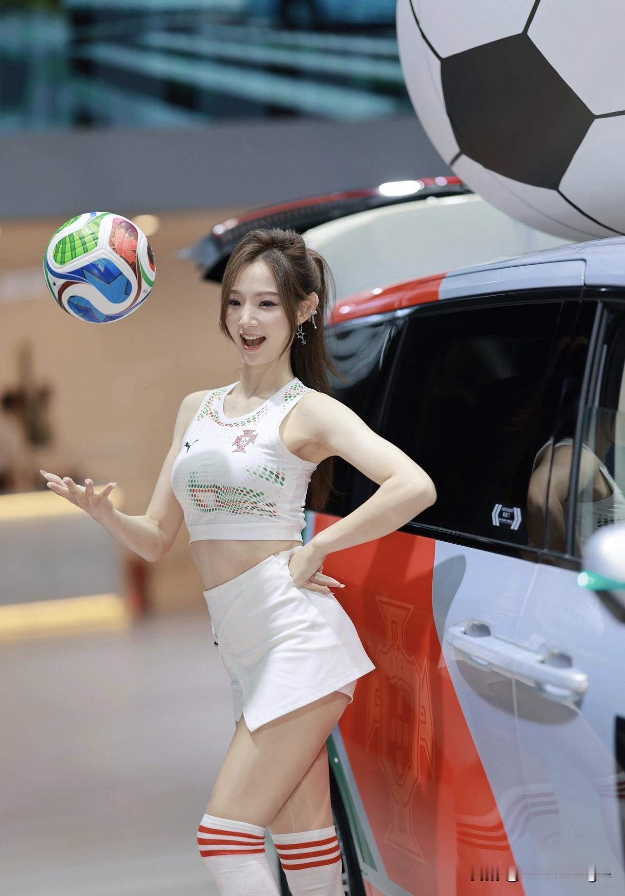 活力四射的足球少女，运动与时尚的完美结合！🏆💃