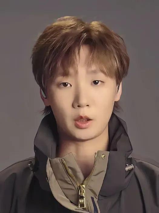 4:0零封陈梦！王曼昱的统治力，藏在反手与逆袭人生里
 赛场灯光聚焦，欢呼声此起