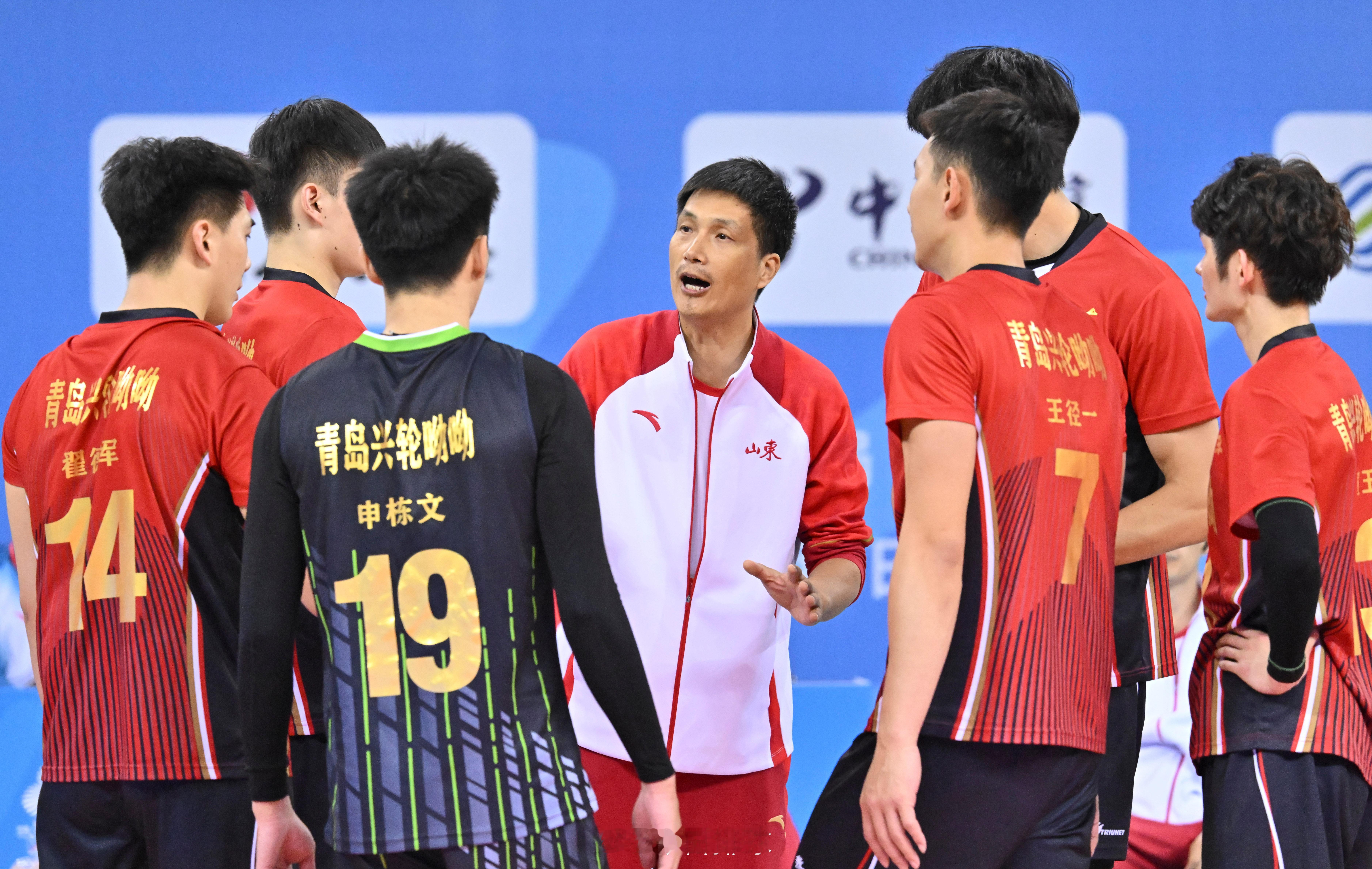 组照：11月19日，在广东江门进行的 排球男子成年组1-4名半决赛中，山东队3比