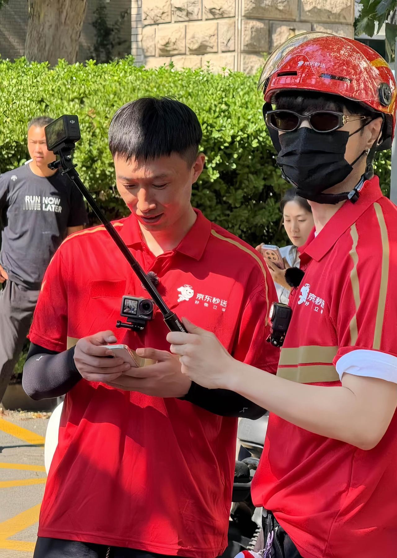 近日，张艺兴送京东外卖的画面，戴着墨镜和口罩都能看出来是大帅哥一枚。

张艺兴送