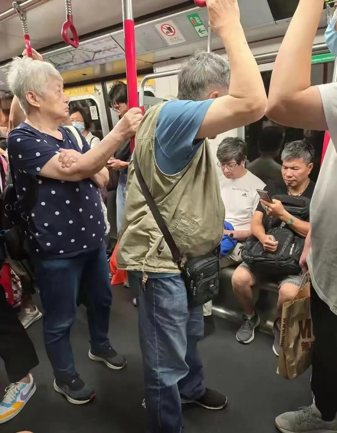 在公交车上，有些老人年事已高，腿脚不方便，确实应该为他们让座。

但有些老人的所