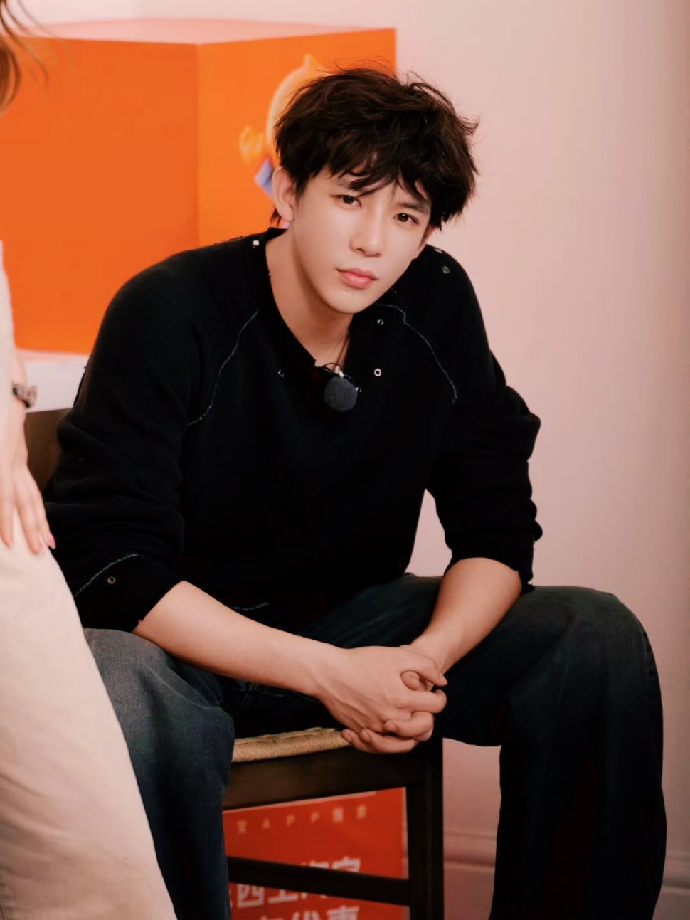 周生生品牌青春代言人王安宇王安宇现在就出发3晚风带着你的笑懵懵懂懂，有万分之一的