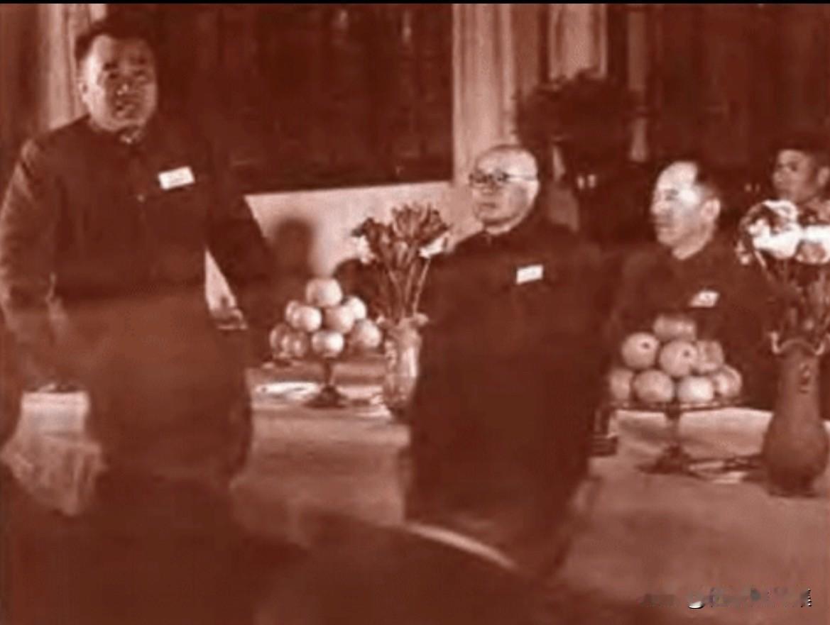 【开国功臣图片故事273】
1954年4月25日，朱德总司令亲临军事学院主持“国