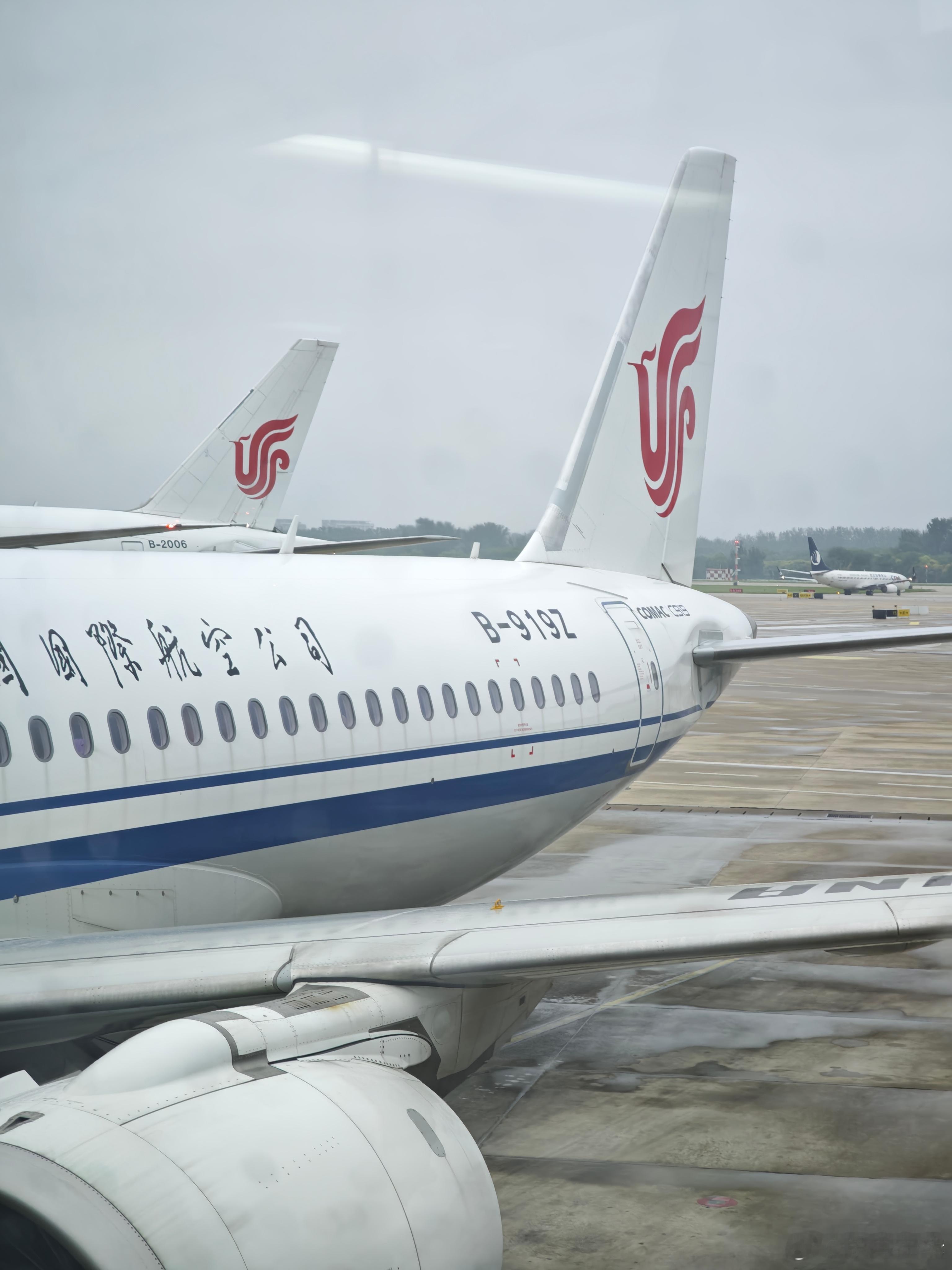 终于坐上了C919。这国产大飞机真不错，座位十分宽敞，只不过座椅有些单薄。 ​​