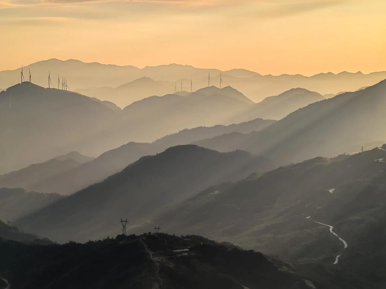 运气还不错。本来跑到云冰山去看雾淞和冰挂，结果天气放暖，雾淞早就没有了，只有背阴