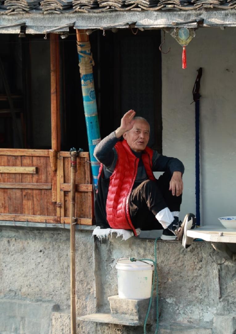 “这届网友什么图都能找得到，就是找不到对象”，在这一刻再次具象化！
绍兴“葫芦娃