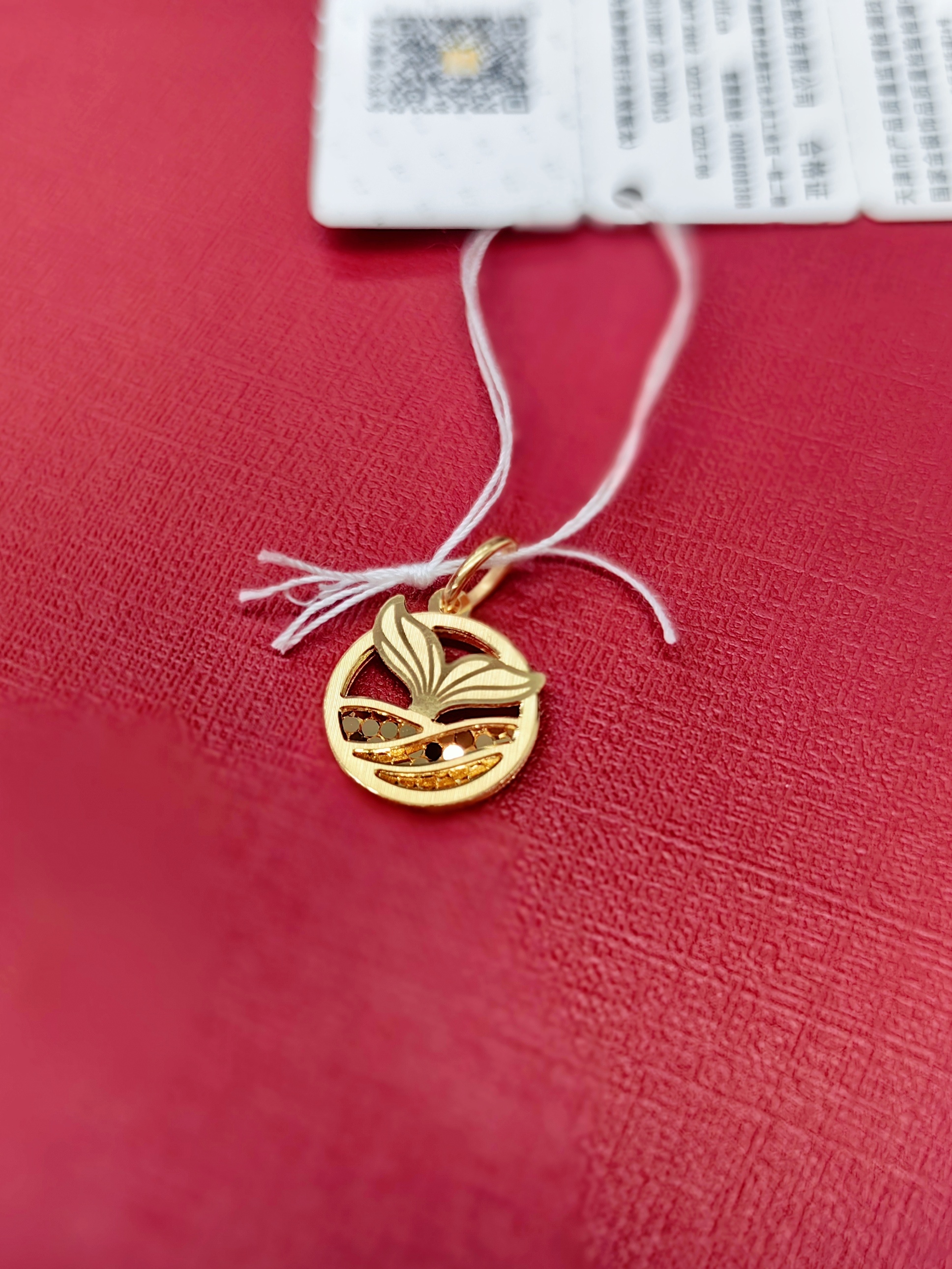 周六福品牌代言人黄景瑜 随手晒，昨天看到生日礼有这款鲸鱼尾吊坠挺好看的！买了！今