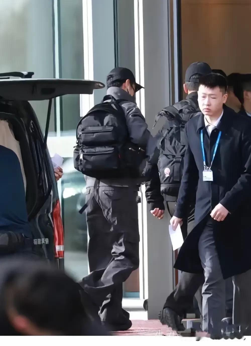 坚果，你爹回重庆了，高兴坏了吧？让你爹多互动，多发圈[庆祝][庆祝][庆祝]