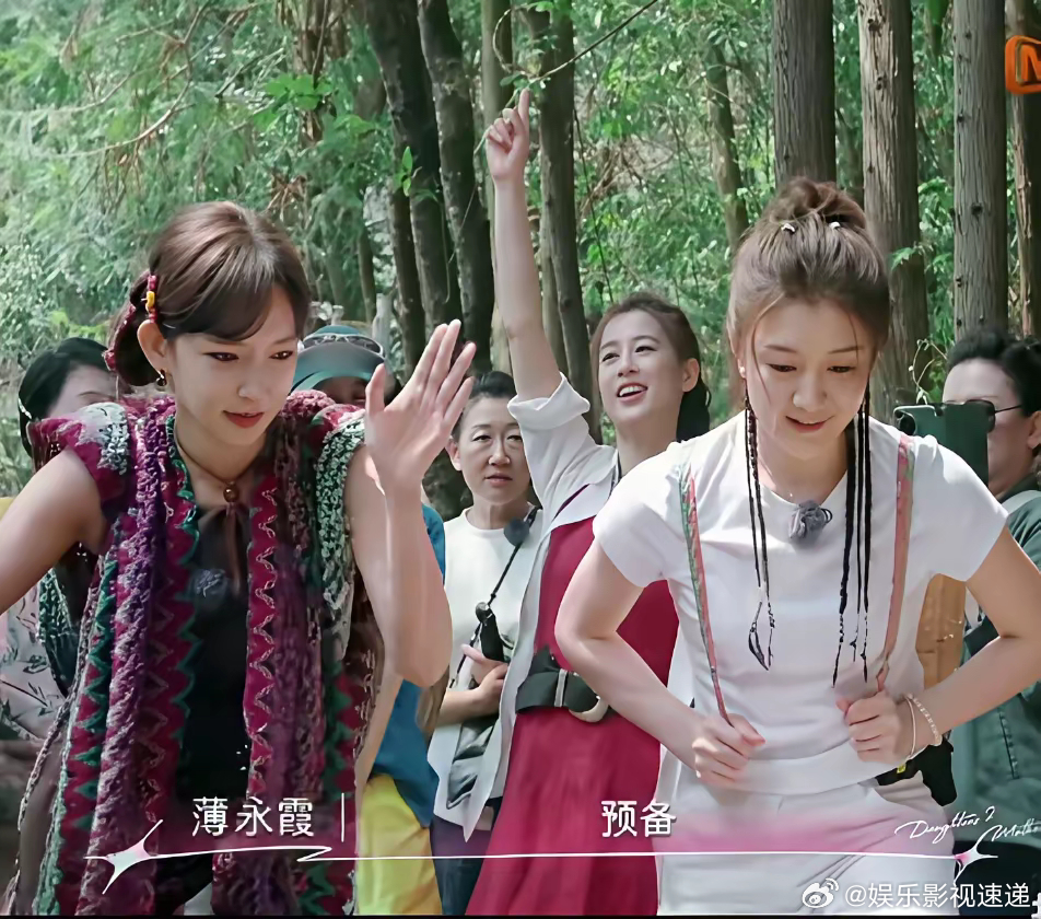 陈梦背12瓶水和程潇一起跑步上山。陈梦对程潇说，我负责背水跑步，你负责貌美如花。