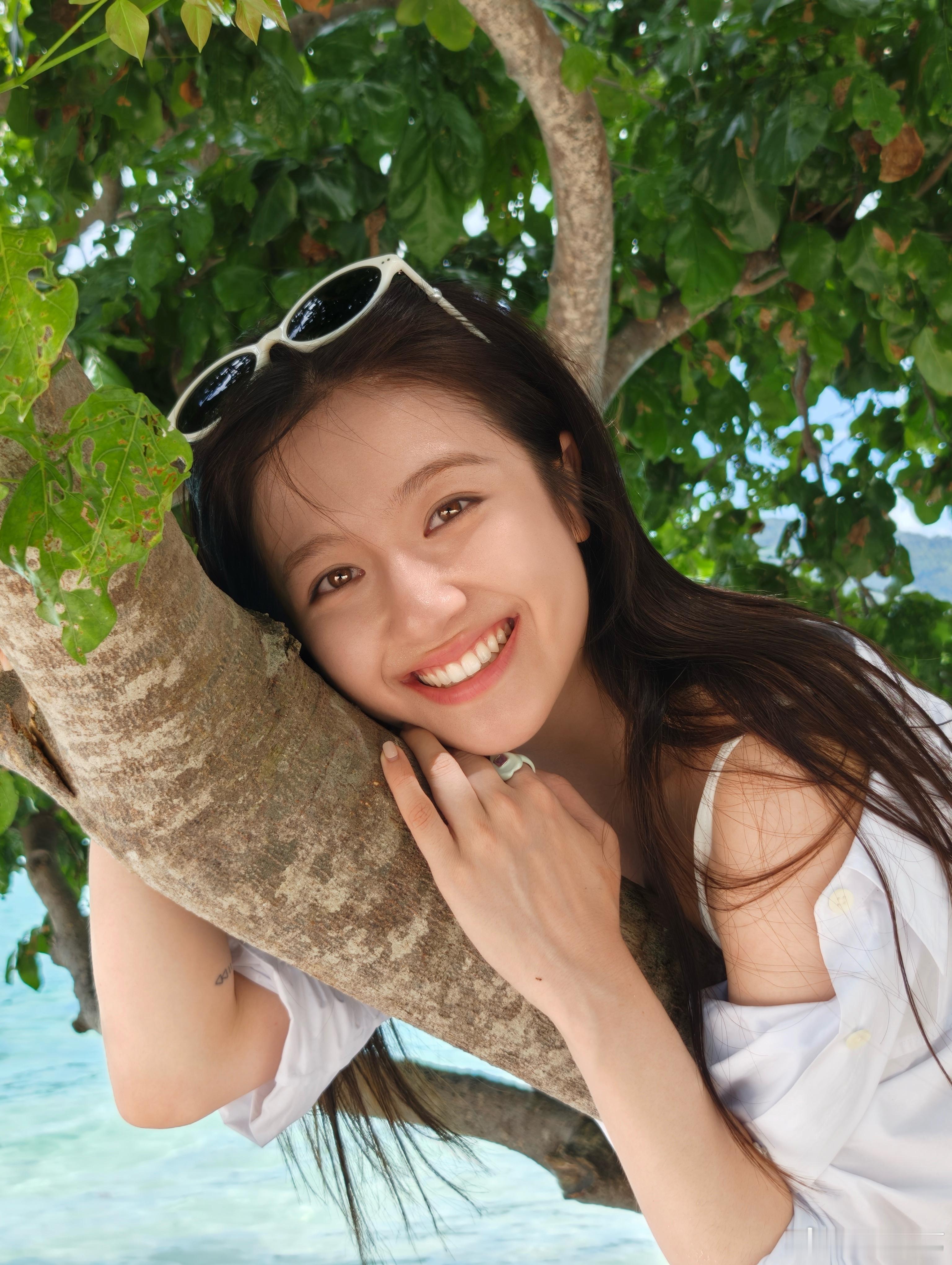 李兰迪条纹泳装李兰迪海边初恋感看着这组海边随拍瞬间向往海边旅行，简单穿搭就勾勒出