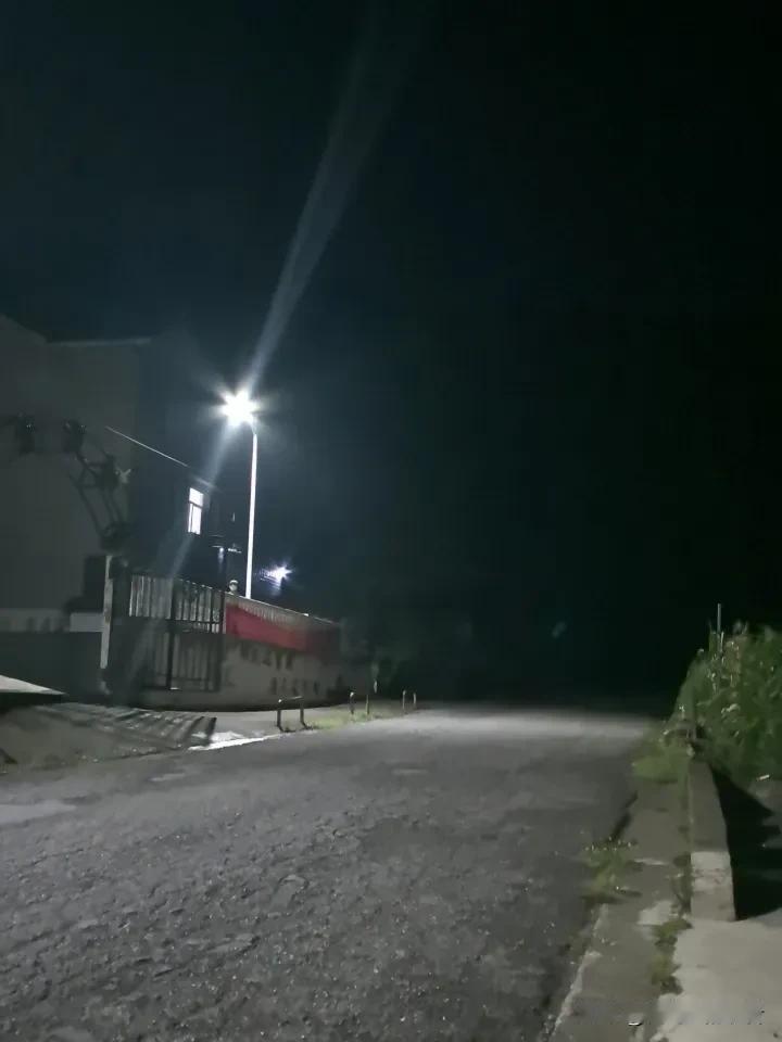 乡村的夜晚除了静还是静，门口的乡道上也时不时的有一辆车经过，太阳能灯是特别的亮，