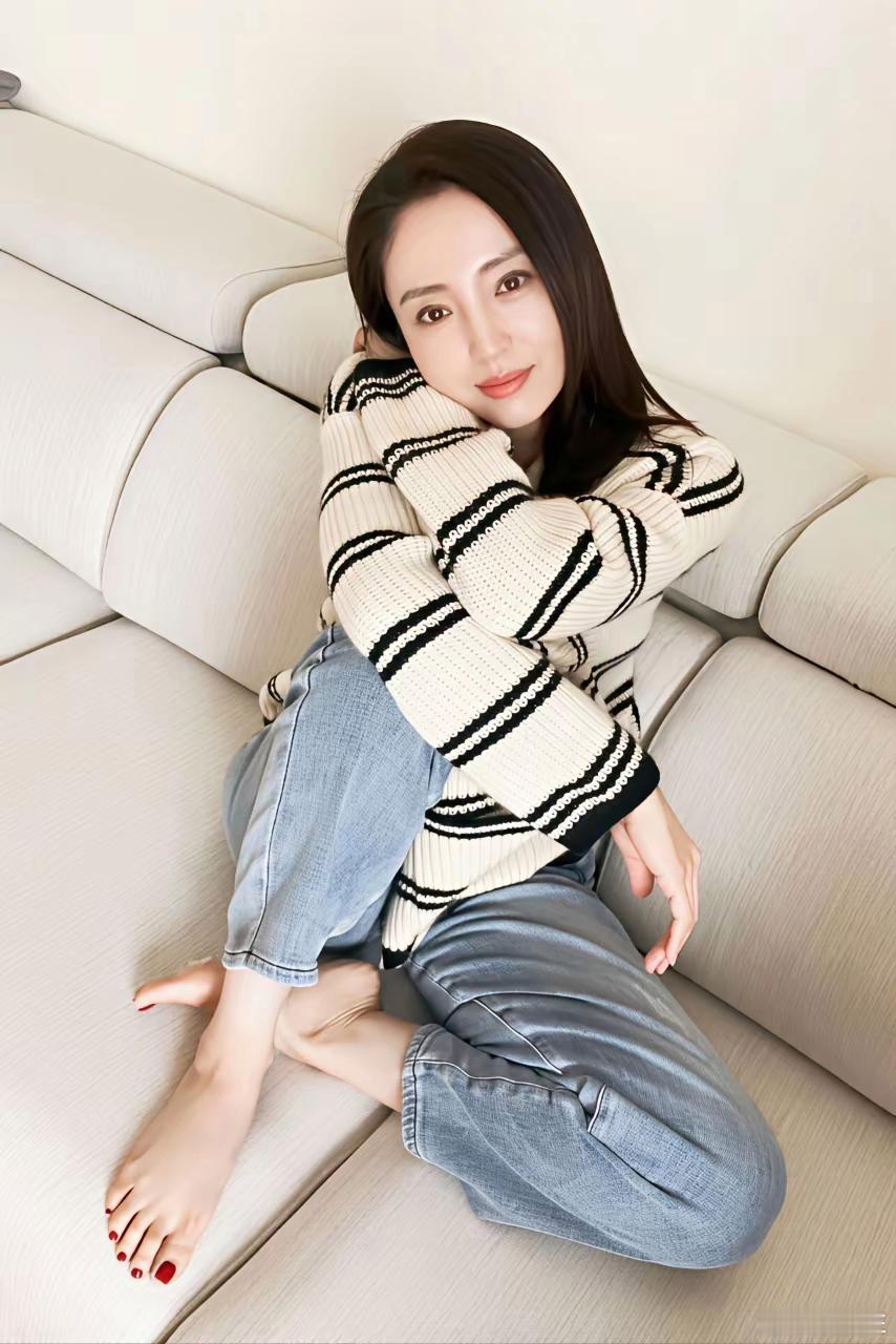 董璇人美脚也美，太养眼了 